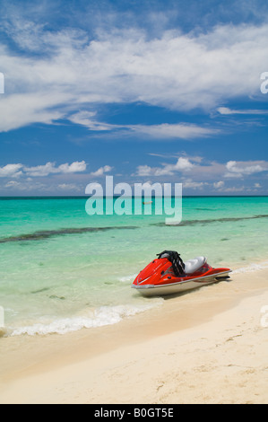 Ein Jetski schwimmt auf dem Wasser winkte jemanden, der für eine Fahrt zu bekommen. Stockfoto