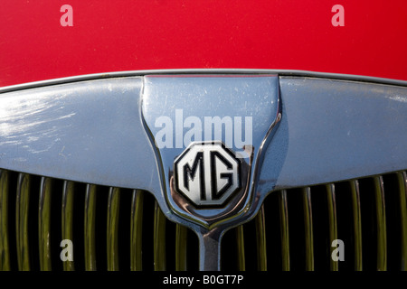 MG-Motor Auto-Emblem am Kühlergrill - Rot der MG Car Company Limited wurde eine ehemalige britische Sportwagen-Hersteller Stockfoto