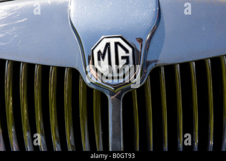 MG-Motor Auto-Emblem am Kühlergrill Chrom der MG Car Company Limited wurde eine ehemalige britische Sportwagen-Hersteller Stockfoto