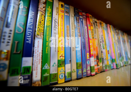 Die DVD-Abteilung für Kinder in einer öffentlichen Bibliothek des Vereinigten Königreichs. Bild von Jim Holden. Stockfoto