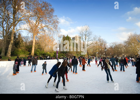 Open-Air Eislaufbahn im Winter-Wunderland, Hyde Park, London, England, UK Stockfoto