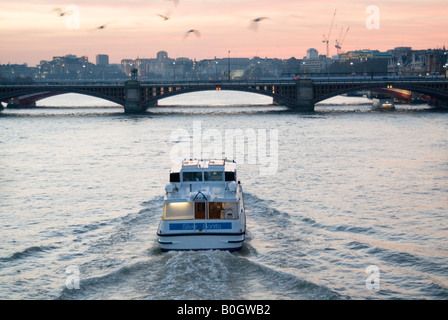 Schifffahrt auf der Themse bei Dämmerung, London, England, UK Stockfoto