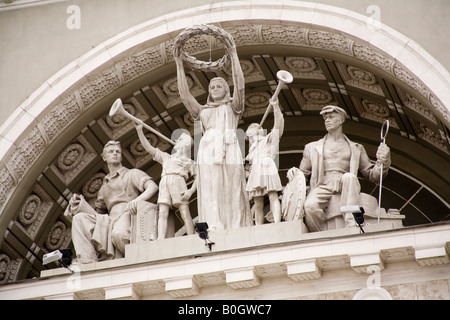 Statuen über dem Eingang zum Hauptbahnhof Bahnhof Eingang, Volgograd (ehemals Stalingrad), Russland, Russische Föderation Stockfoto