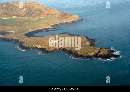 Luftaufnahme des South Stack Lighthouse auf Ynys Lawd, vor der Küste von Holy Island in der Nähe von Holyhead, Anglesey, Wales, umgeben von Klippen und dem irischen Südosten Stockfoto
