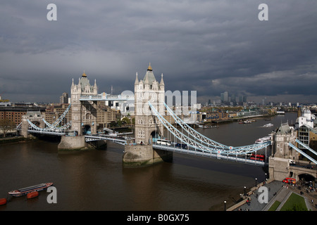 Bild zeigt die Tower Bridge in London Stockfoto