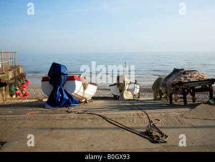 Angelboote/Fischerboote auf eine Slipanlage in Sheringham, Norfolk, Großbritannien. Stockfoto