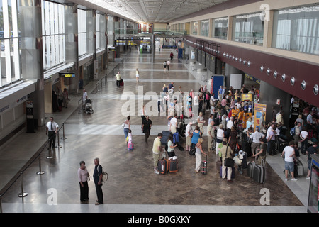 Menschen Schlange, um in die kürzlich modernisierte Flughafen Reina Sofia im Süden von Teneriffa-Kanarische Inseln-Spanien überprüfen Stockfoto