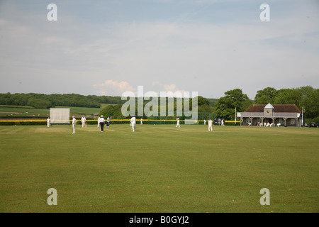 Ein Spiel der Cricket in Hambledon die Heimat des Cricket; "Wiege des Cricket" mit original Cricket hinter Pavillon Stockfoto