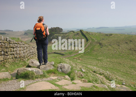 Frau Hill Walker mit Ausblick Ost am Hadrianswall s in der Nähe von Housesteads Fort Northumberland Rucksäcke Stockfoto