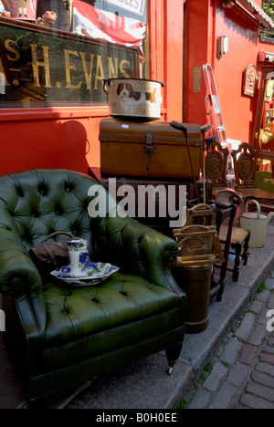 Stühle und Boxen zum Verkauf an Alices Antiquitätenladen, Portobello Stockfoto