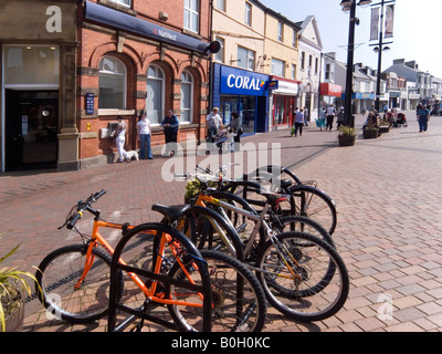 Redcar High Street, Cleveland, UK mit einem Heck-Fahrradträger, eine Bank und ein Wettbüro. Stockfoto