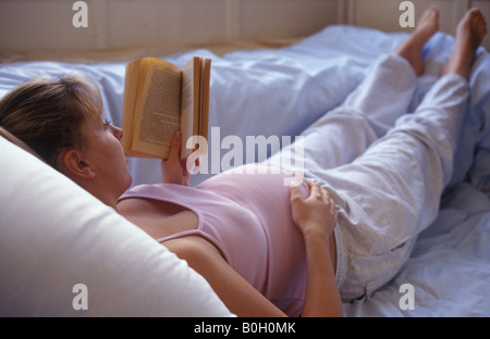 Schwangere Frau, ein Buch zu lesen Stockfoto