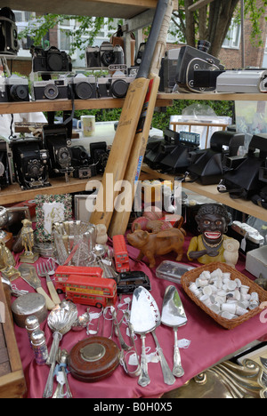 Antiquitäten in der Portobello Road Market angezeigten Elemente Stockfoto