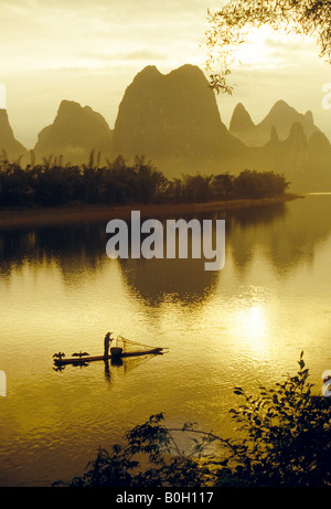 Sonnenuntergang mit Kormoran Fischer auf Bambus-Floß, Guilin/Yangshuo Gebiet Guangxi am Li-Fluss in der Nähe von Xingping Stockfoto