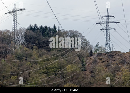 Hochspannungs Strommasten, mit Strom aus einem hydroelektrischen Kraftwerk, Hengsteyee, Deutschland. Stockfoto