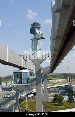 Sky-Train, eine Einschienenbahn verbindet den Bahnhof und Terminal am Flughafen Düsseldorf International, Deutschland. Stockfoto