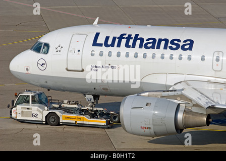 Lufthansa Airbus A319-100 Flugzeug, Flughafen Düsseldorf International, Nord Rhein Westfalen, Deutschland. Stockfoto