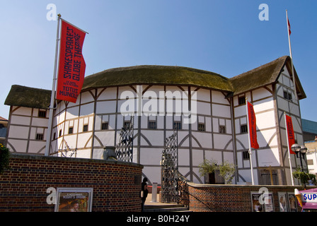 Horizontalen Weitwinkel von der Vorderseite des Shakespeares Globe Theatre vor einem strahlend blauen Himmel. Stockfoto