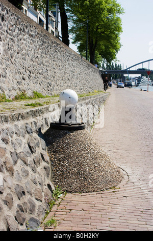 Poller auf dem Kai des Rheins in Arnheim. Eine Poller ist eine feste Größe für das Anlegen eines Schiffes verwendet. 8. Mai 2008, Arnheim Stockfoto