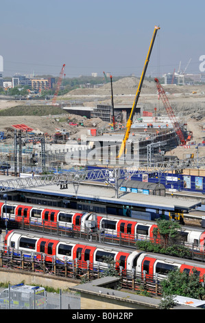 Stratford East London semi Luftbaustelle Arbeit für die Olympischen Spiele 2012 und Stratford City Entwicklung hinter dem Bahnhof England Großbritannien Stockfoto
