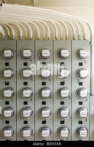 Eine große Gruppe von elektrischen Meter für eine Wohnung Gebäudekomplex. Stockfoto