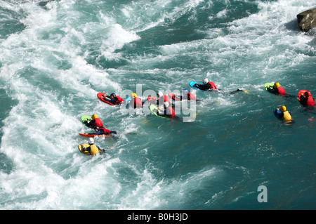 Surfen Kawarau River Kawarau Schlucht am Roaring Meg in der Nähe von Queenstown Südinsel Neuseeland Stockfoto