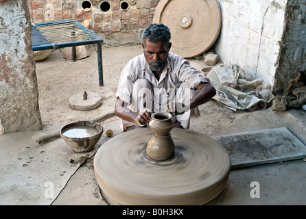 Indien KAKANI lokalen Töpfer bilden einen Tontopf mit einem hausgemachten Rad in der Bishnoi Dorf Kakani Stockfoto