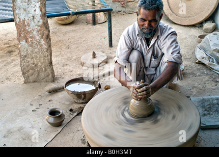 Indien KAKANI lokalen Töpfer bilden einen Tontopf mit einem hausgemachten Rad in der Bishnoi Dorf Kakani Stockfoto