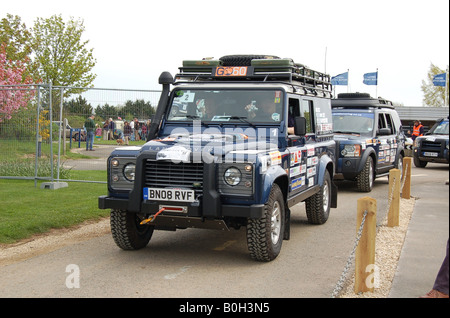 Land Rover Defender im 60. Jahrestag-Prozession in Gaydon, Warwickshire Stockfoto
