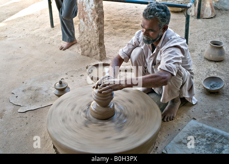 Indien KAKANI lokalen Töpfer bilden einen Tontopf mit einem hausgemachten Rad in der Bishnoi Dorf Kakani Stockfoto