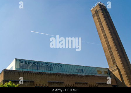 Horizontale eckige Blick auf den markanten roten Backstein-Kamin und Dach der Galerie Tate Modern Art gegen ein strahlend blauer Himmel. Stockfoto