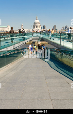 Vertikale Ansicht von der Millennium Bridge aka Wobbly Brücke an einem sonnigen Tag. Stockfoto