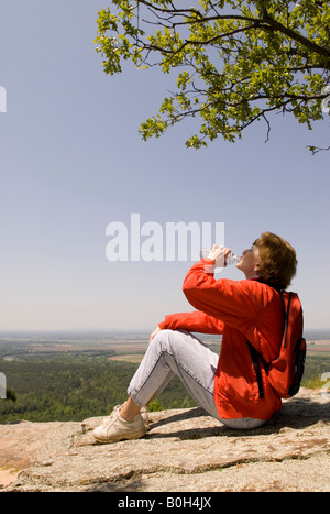 Kaukasische Frau (50-55) ruht und trinkt Mineralwasser bei Petit Jean Staatspark Arkansas USA Stockfoto