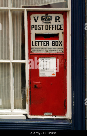 Royal Mail Letter Box montiert im Fenster eines Stadtzentrums Winchester House Hampshire England UK Stockfoto