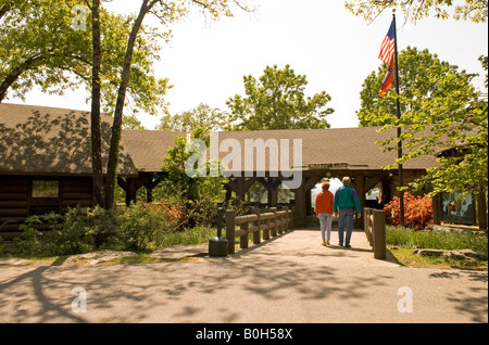 Kaukasische paar (50-55) Besuch Mather Lodge an der Petit Jean Staatspark Arkansas USA Stockfoto