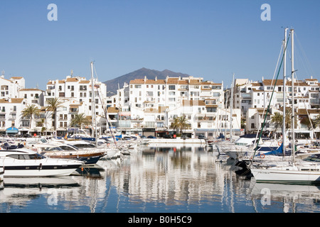 Marbella Costa del Sol Malaga Provinz Spanien Puerto Jose Banus Luxury Yachten vor Anker im Hafen Stockfoto