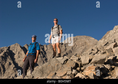 Vereinigten Staaten Idaho Lost River Mt Bereich Mt. Borah 12662 ft Wanderer herabsteigen Chicken Out Ridge Stockfoto