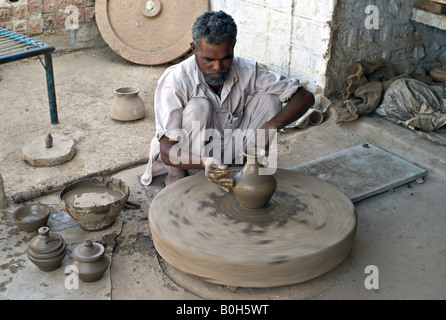 Indien KAKANI lokalen Töpfer bilden einen Tontopf mit einem hausgemachten Rad in der Bishnoi Dorf Kakani Stockfoto