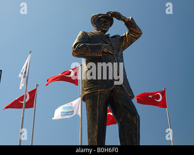 STATUE VON ATATÜRK UND TÜRKISCHER FLAGGE, MARMARIS, MUGLA TRUTHAHN Stockfoto