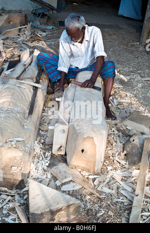 Indien CHAMBAKKULAM KERALA ältere indische Holzschnitzer Carving Statue von Jesus Christus Stockfoto