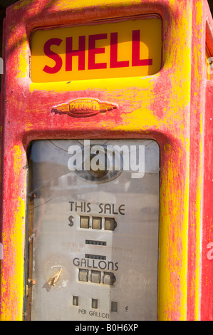 Ein Vintage Shell-Zapfsäule überlebt an Chlorid 'Geist' Altstadt, Arizona Stockfoto