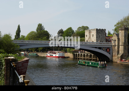 BOOTE UND BARGE AM FLUSS OUSE IN DER NÄHE VON LENDAL BRIDGE YORK CITY SOMMER Stockfoto