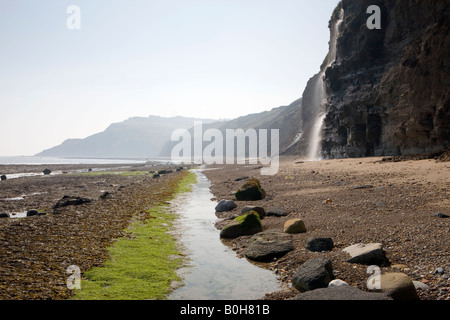 Blick auf einem leeren Strand mit Blick auf Ravenscar in der Nähe des Wasserfalls Stockfoto