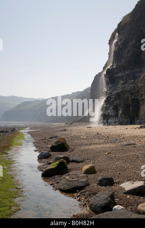 Oberflächenwasser auf Strand von Robin Hood Bay in der Nähe von Whitby Yorkshire fallen Stockfoto