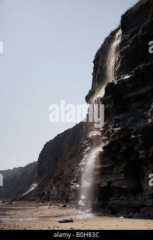 Oberflächenwasser auf Strand von Robin Hoods Bay in der Nähe von Whitby Yorkshire fallen Stockfoto