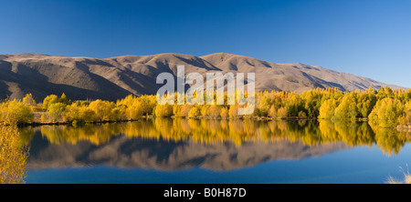 Eine typische Herbst Szene über einen See in der Nähe von Twizel in Neuseeland Stockfoto