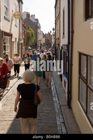 Shopping-Fans und Touristen in den engen Gassen von Whitby Yorkshire Stockfoto