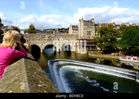 Pulteney Bridge flankiert von Geschäften über den Fluss Avon, Bath, Wessex, England, UK Stockfoto