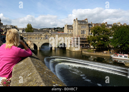 Pulteney Bridge flankiert von Geschäften über den Fluss Avon, Bath, Wessex, England, UK Stockfoto