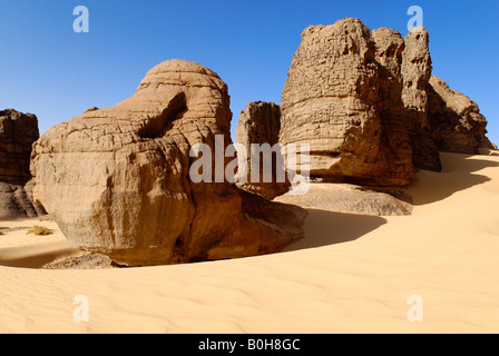 Erodierten Felsformationen im Tassili du Hoggar, Wilaya Tamanrasset, Wüste Sahara, Algerien, Tin Akachaker, Nordafrika Stockfoto